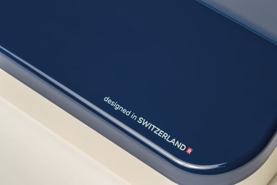 Detailaufnahme "designed in Switzerland" der blauen Pilatus-Box